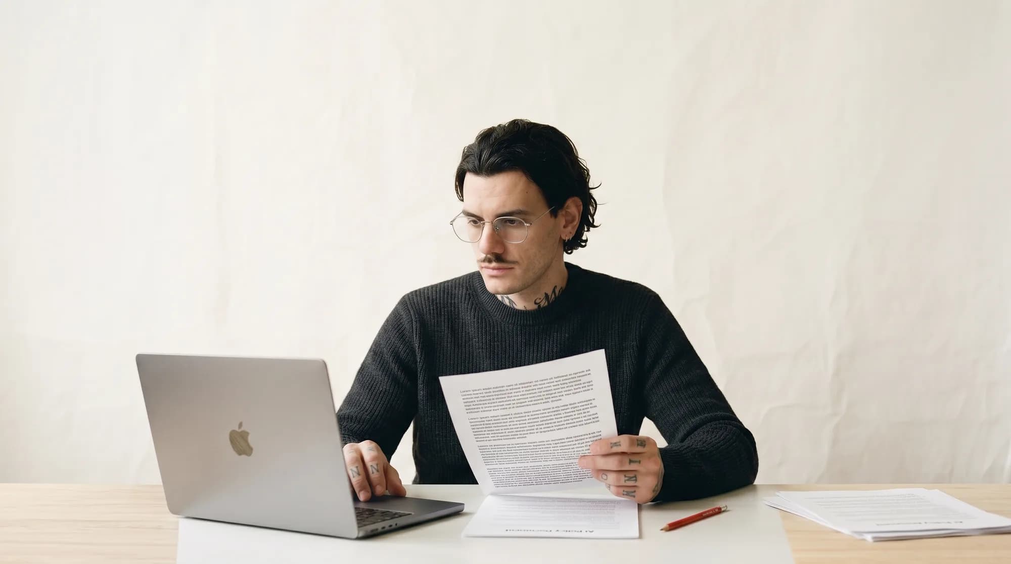 Giovanni rivede la documentazione AI Act al desk: setup di conformità in 5 giorni