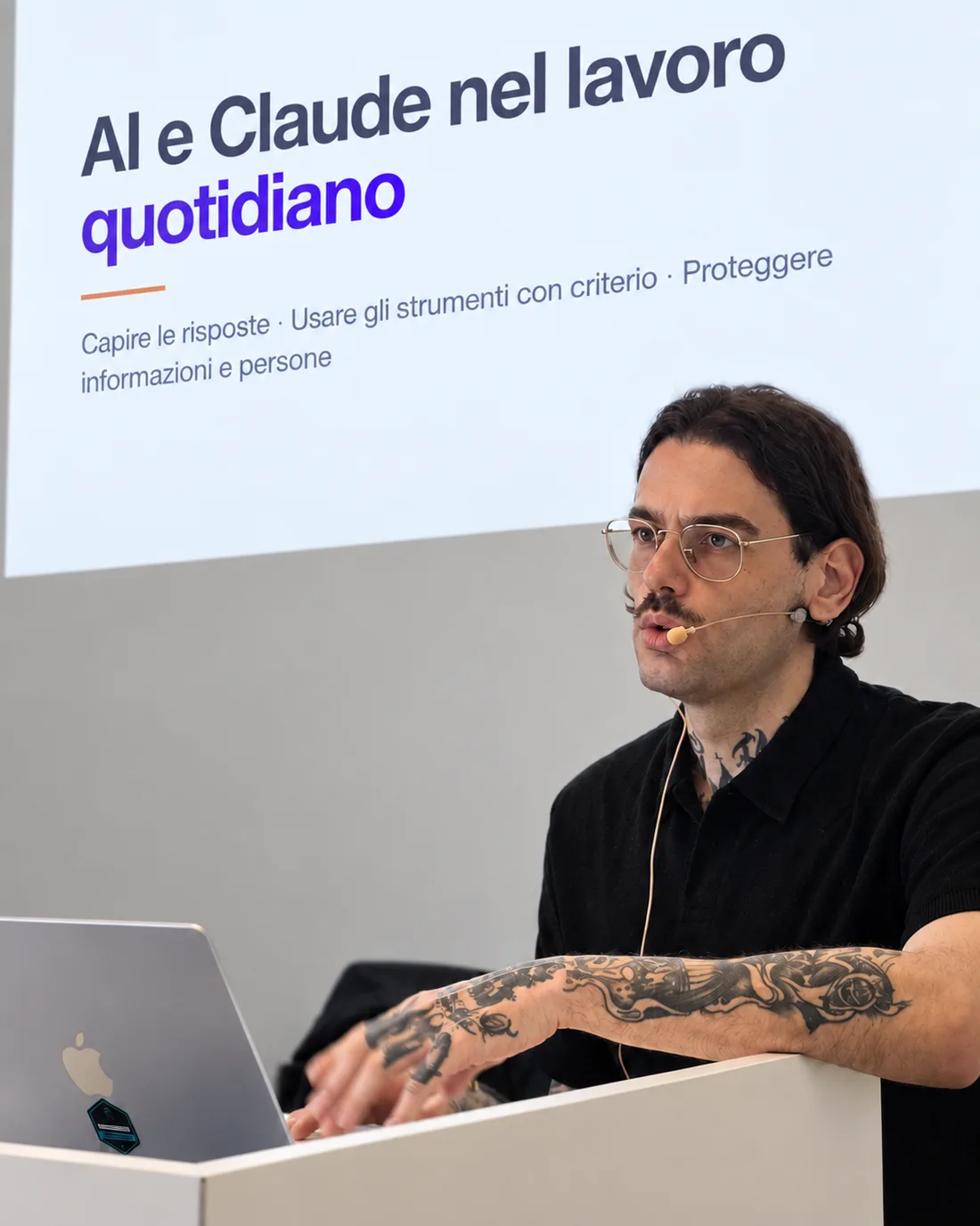 Giovanni Liguori in aula durante una sessione di formazione su AI e Claude nel lavoro quotidiano